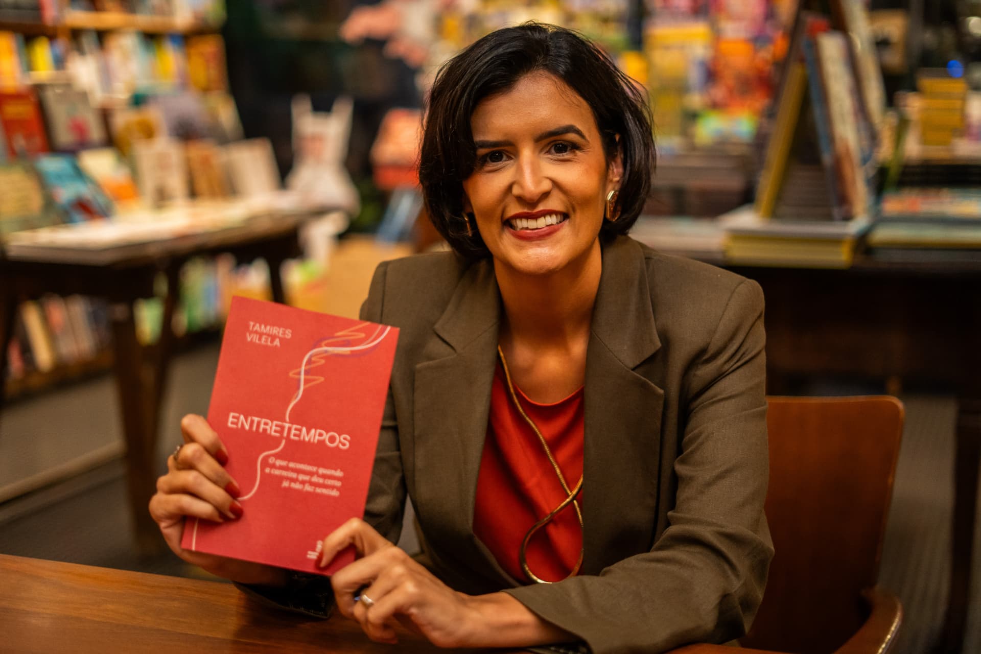 Tamires Vilela segurando o livro Entretempos na Livraria da Vila