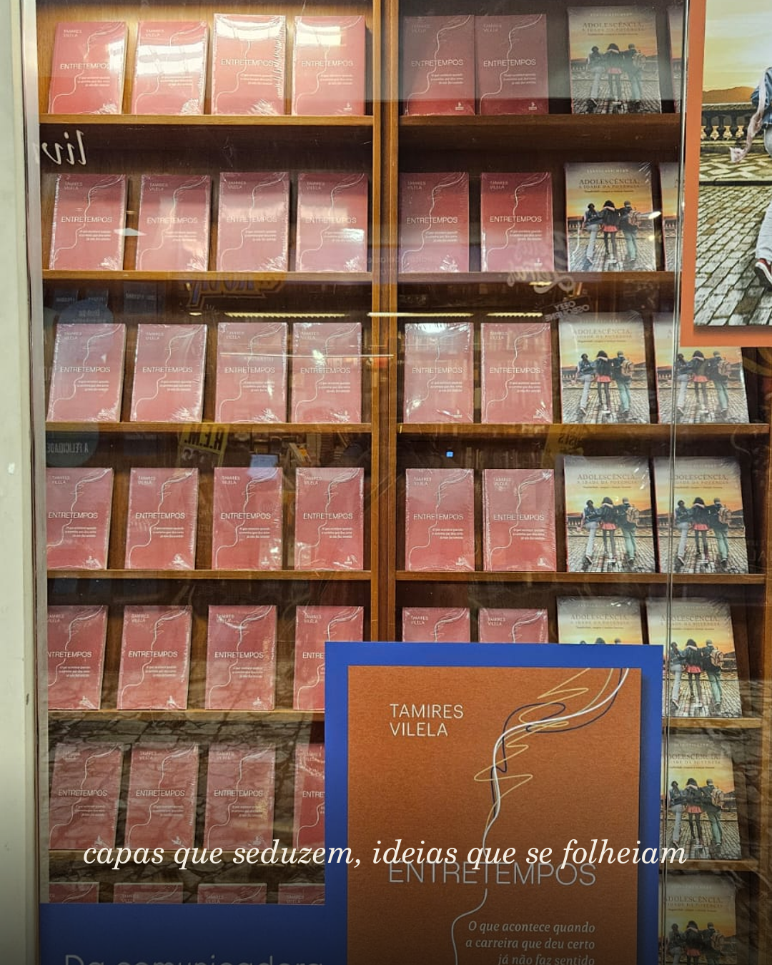 Vitrine com o Entretempos e a frase capas que seduzem, ideias que se folheiam