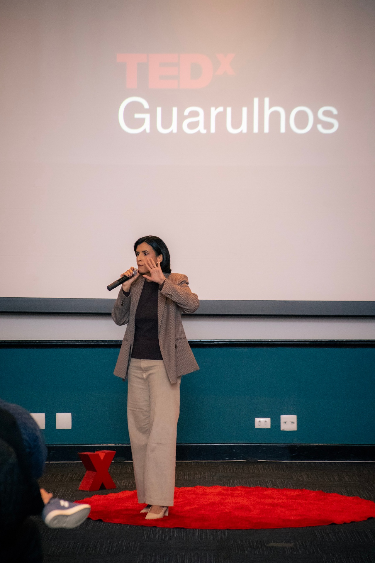 Tamires Vilela palestrando no TEDx Guarulhos